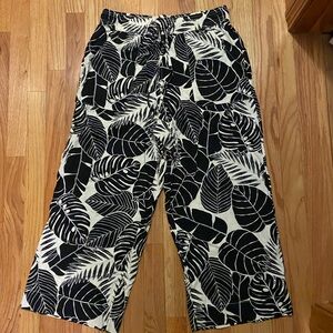 3/$25 💓 Cynthia Rowley Black and White Banana Leaf Capri flowy wide leg